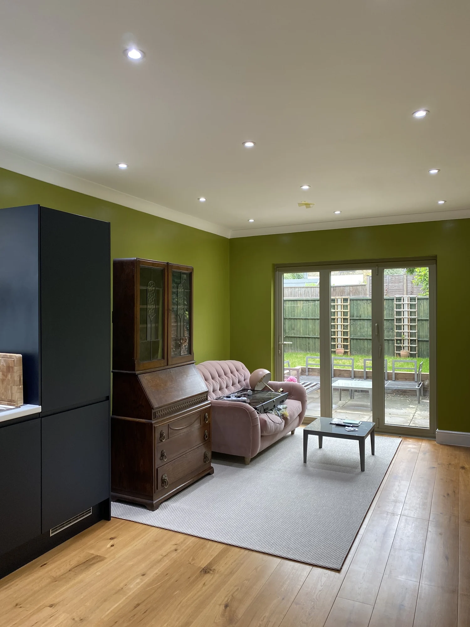 Green living room with freshly decorated walls and white ceiling
